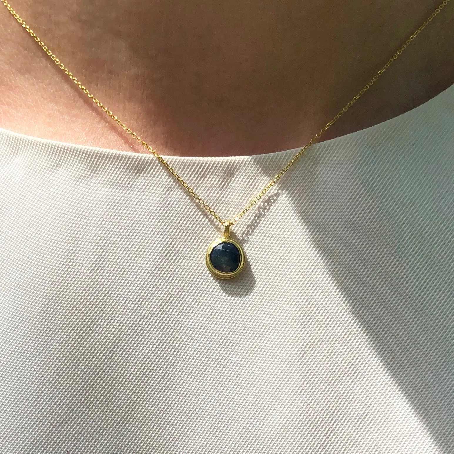 Sapphire & 18k pendant