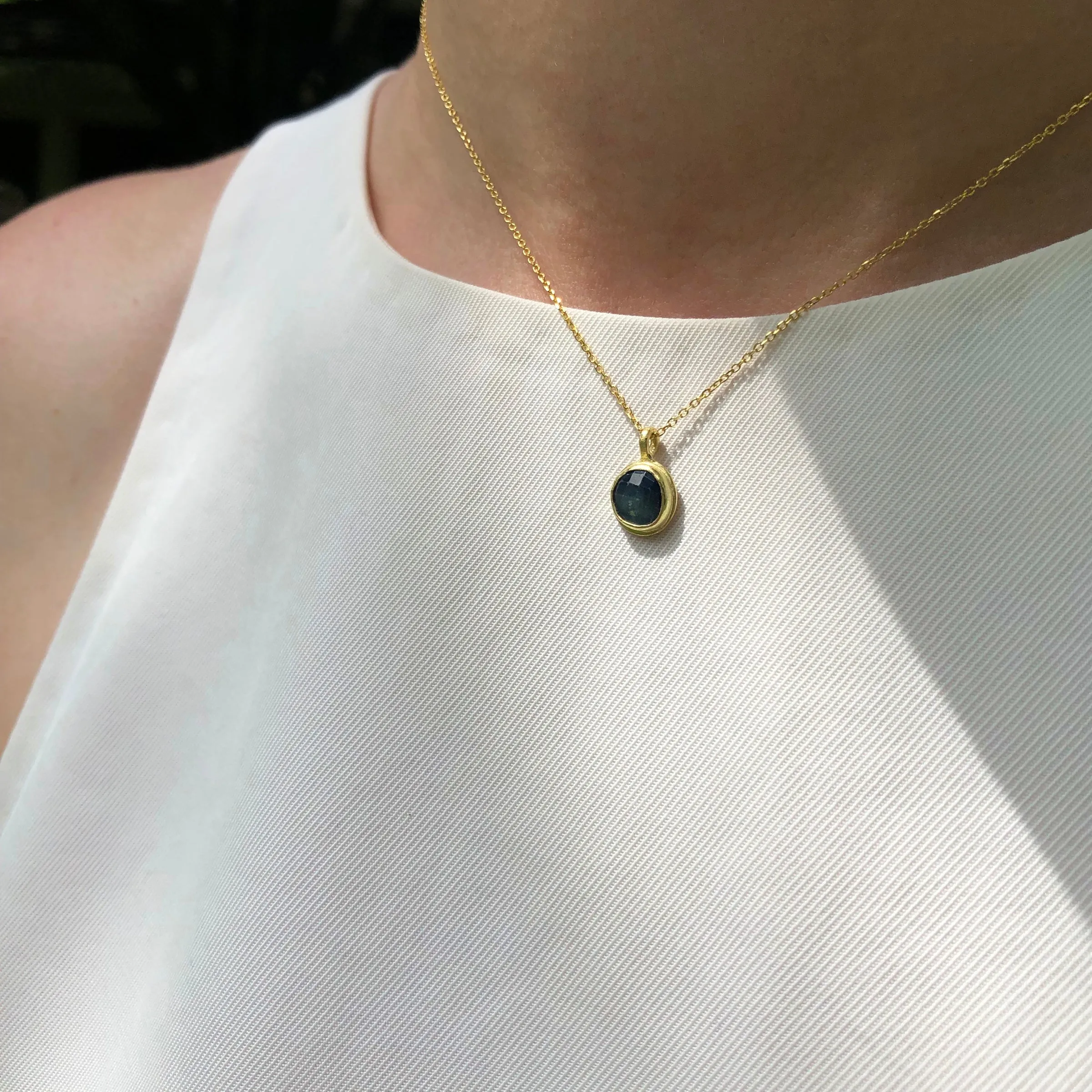 Sapphire & 18k pendant